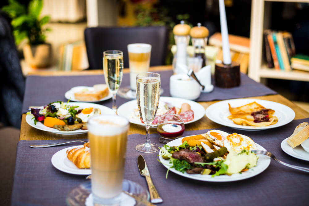 10 Tips for Hosting a Brunch Party with Friends