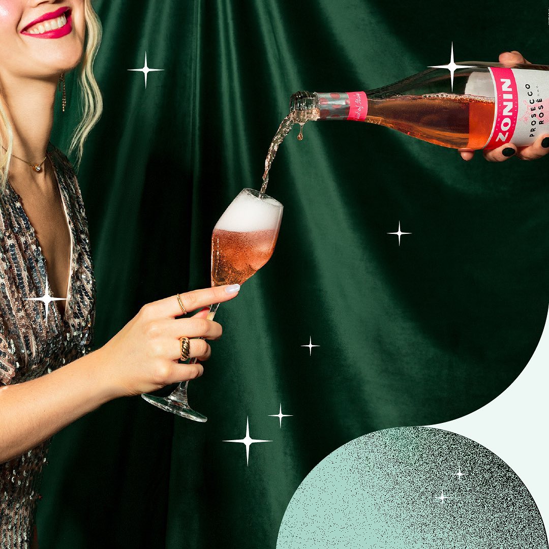 This is what our #WineWednesday looks like!✨ You're invited.😉⁣
⁣
⁣
#ZoninProsecco #Zonin #Prosecco #newlook #sparkles #bubbles #wineglass #makeitpop