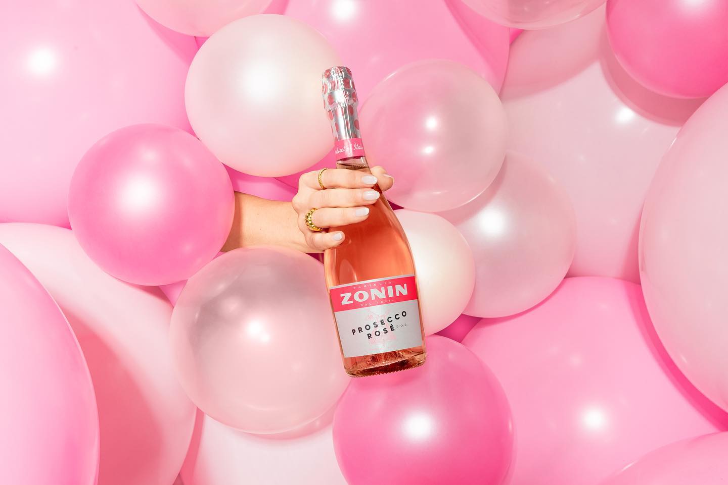 Surprise!🥳 Is it someone’s birthday out there? We got the perfect gift for you💖⁣⁣
⁣⁣
⁣⁣
#ZoninProsecco #Zonin #Prosecco #roseprosecco #newlook #sparkles #bubbles #wineglass #makeitpop