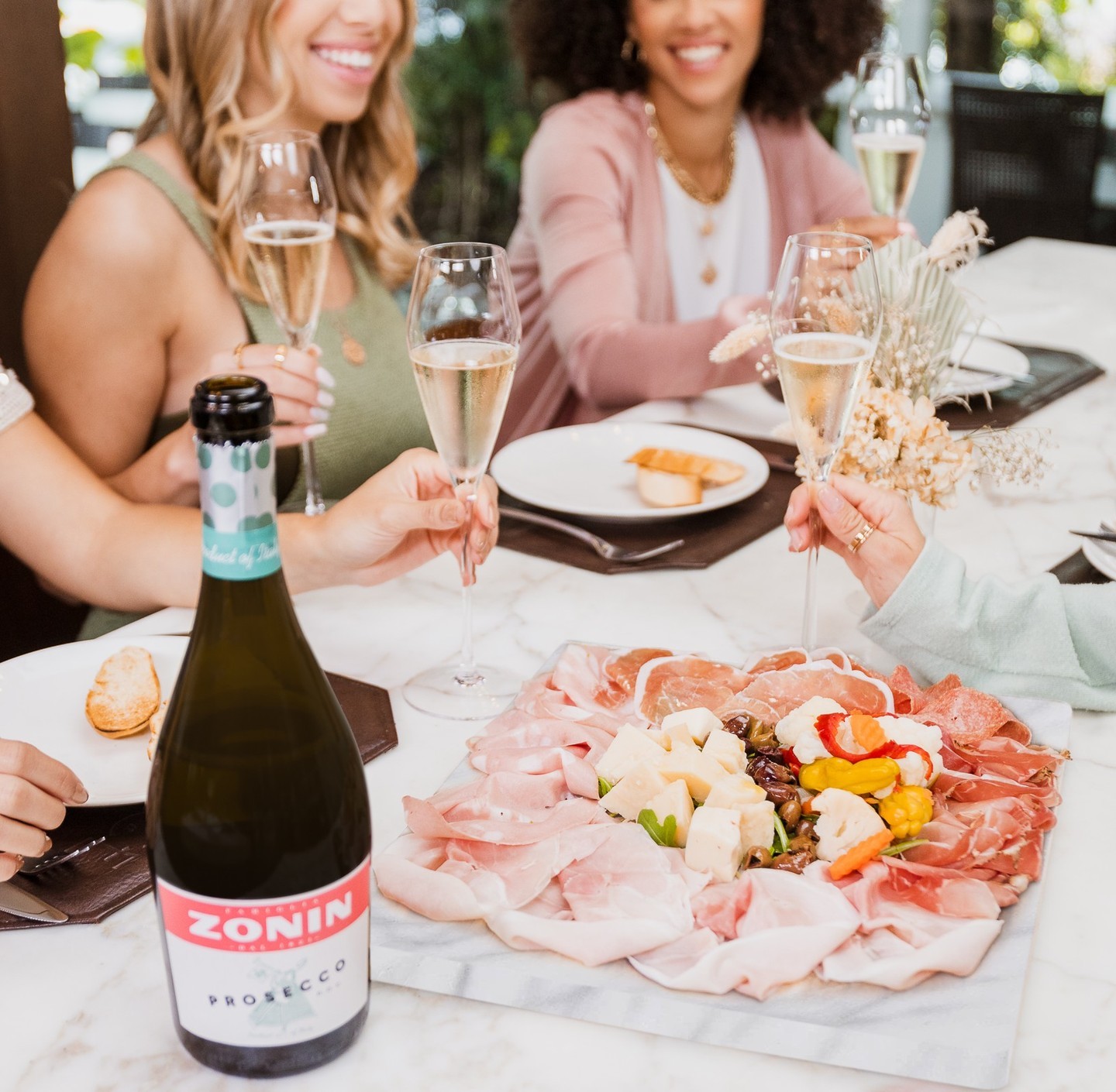 Things that make us smile: food, friends & Zonin Prosecco🌸 ⁣🥂
⁣
⁣
#zoninprosecco #prosecco #wine #lunch #girltime #cheers #bubbles #makeitpop